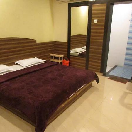 Hotel Laxmi Palace Shirdi Exteriör bild